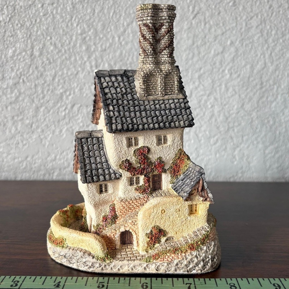 David Winter Cottage House‎ of Master Mason 1984 English Village Figurine